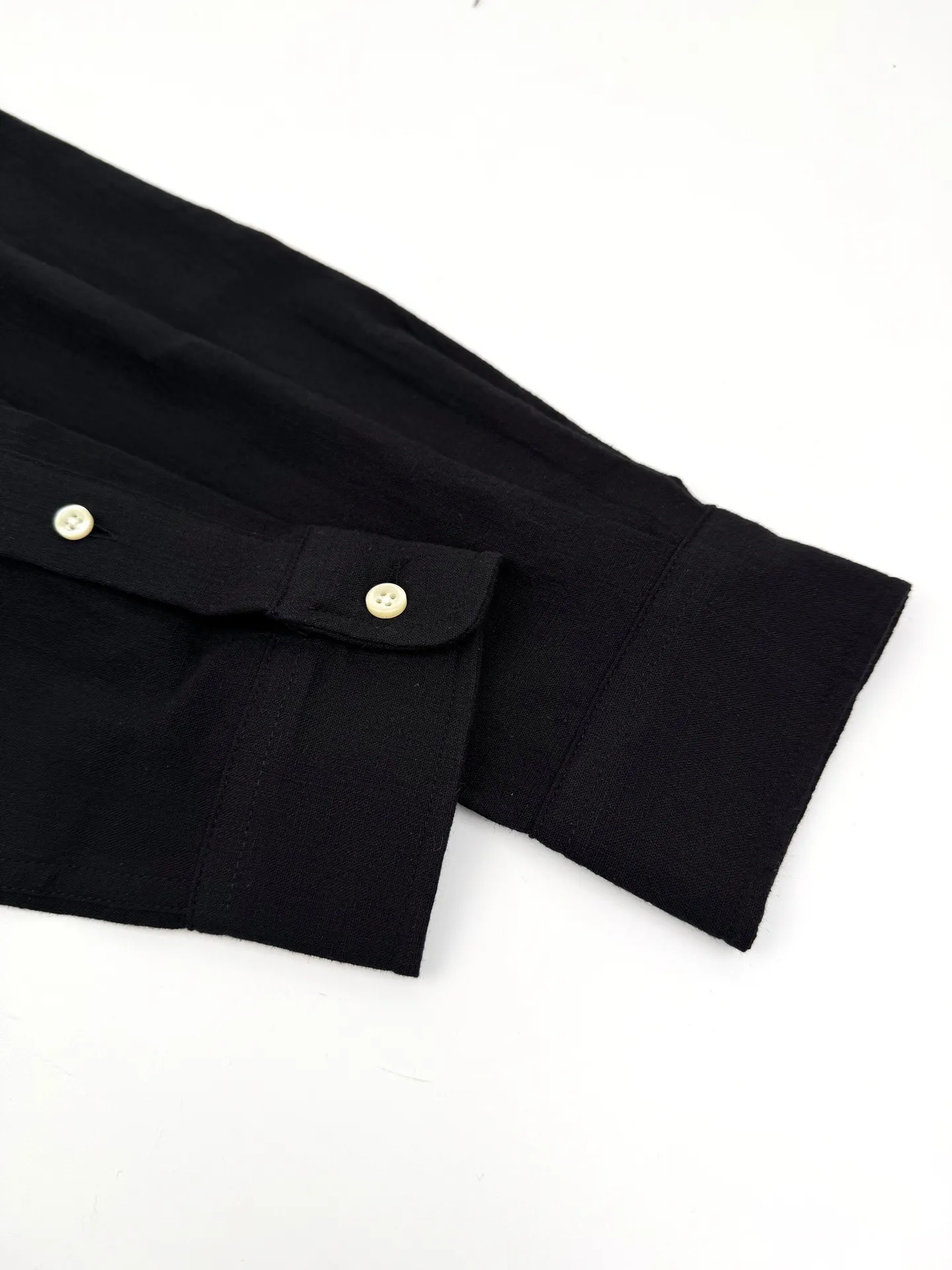 P380 Ralph Lauren embroidered linen shirt. Selected high-quality linen material. It has natural texture and breathability. It is tight and smooth, comfortable and close to the skin. It is elegantly presented with a touch of deep ink. The exquisite red pony mark is embellished, like a smart flame in the dark night. The clever design of the external pleats and split back shoulders adds a sense of agility and detachment. The minimalist shape contains the soul of fashion. Process 1: Adopting imported machine embroidery technology and using advanced computer control systems and precision mechanical components to achieve the iconic pony embroidery operation with high precision and smooth and delicate lines. Process 2: Using the side-turn buried clamp sewing process, which is smooth and tidy. Process 3: The fabrics have been washed and have a better hand feel. Not easy to deform, not easy to shrink, not easy to fade, and maintain long-term beauty. Accessories: Customized 1:1 thick plate resin buckle Customized 1:1 Ralph Lauren trademark Fit: Loose fit Size: S M L XL Style number: 25246